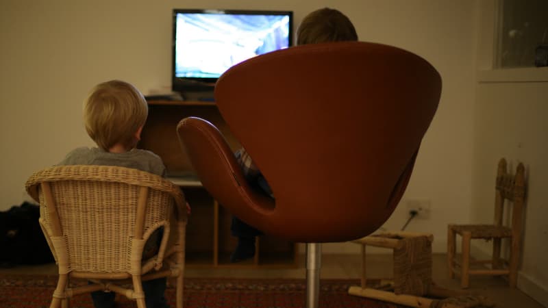 Des enfants devant la télévision.