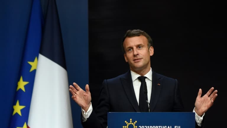 Le président français Emmanuel Macron en conférence de presse, lors du sommet social des 27, le 8 mai 2021 à Porto, au Portugal