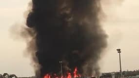 Incendie à proximité de l’aéroport d’Orly - Témoins BFMTV