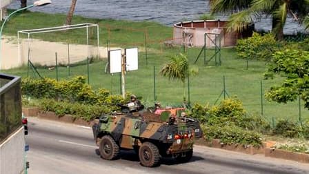 Un blindé français patrouille dans Abidjan, jeudi. La France a de nouveau plaidé vendredi pour un départ rapide du président ivoirien Laurent Gbagbo afin de mettre un terme aux violences dans la capitale économique du pays, qui inquiètent l'importante com