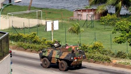 Un blindé français patrouille dans Abidjan, jeudi. La France a de nouveau plaidé vendredi pour un départ rapide du président ivoirien Laurent Gbagbo afin de mettre un terme aux violences dans la capitale économique du pays, qui inquiètent l'importante com