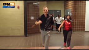 Un prof danse avec ses élèves