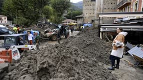 Des sinistrés à Breil-sur-Roya (Alpes-Maritimes), après des crues hors normes, le dimanche 4 octobre 2020.