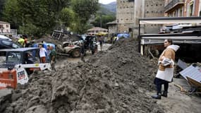 Des sinistrés à Breil-sur-Roya (Alpes-Maritimes), après des crues hors normes, le dimanche 4 octobre 2020.