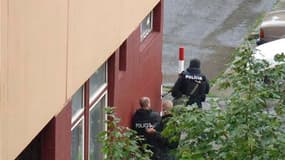 Policiers slovaques à couvert dans les rues de Bratislava, lors d'une fusillade. Un homme armé a tué sept personnes, dont six membres d'une même famille de Roms, lundi à Bratislava et s'est donné la mort après avoir tiré dans tous les sens alors qu'il éta
