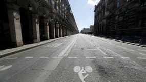 une rue vide de Paris lors du 1er confinement le 18 avril 2020 