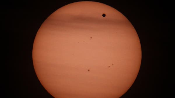 La planète Vénus (le point noir en haut à droite) vue depuis l'observatoire de Vienne, en Autriche, lors d'un passage devant le Soleil, le 6 juin 2012.