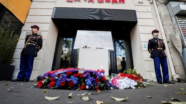 Des fleurs sont déposées devant l'entrée du Bataclan lors d'une cérémonie en 2018 d'hommage aux victimes des attaques du 13 novembre 2015