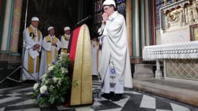 Les personnes assistant à la messe, dont les prêtres, étaient vêtus de casques de chantier, le 15 juin 2019. 