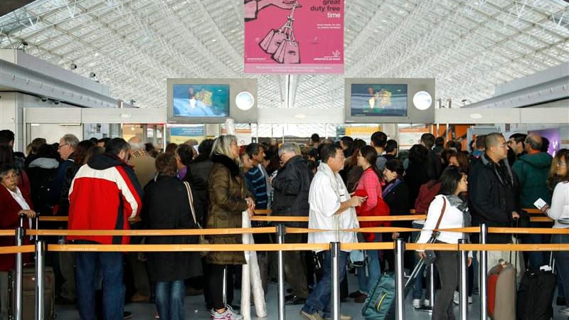 Le gouvernement prêt à recourir aux forces de l'ordre dans les aéroports. /Photo prise le 20 décembre 2011/REUTERS/Benoît Tessier
