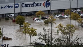 Un parking de supermarché inondé après de très fortes pluies à Givors en France, le 17 octobre 2024