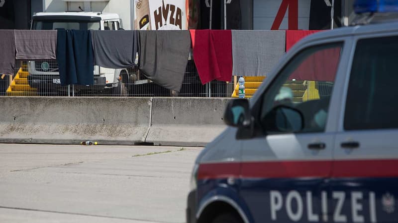 Des migrants syriens prennent un bus à la gare de Nickelsdorf, le 28 août 2015 en Autriche