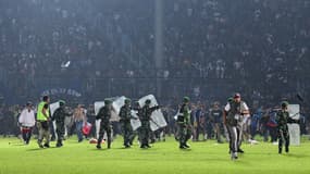 Un mouvement de foule dans un stade en Indonésie a fait au moins 131 morts.