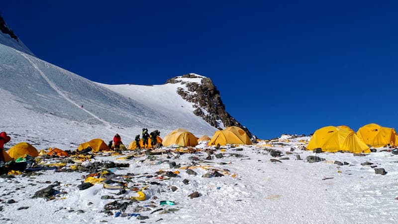 Des déchets laissés au milieux des tentes, sur le mont Everest, en mai 2018.