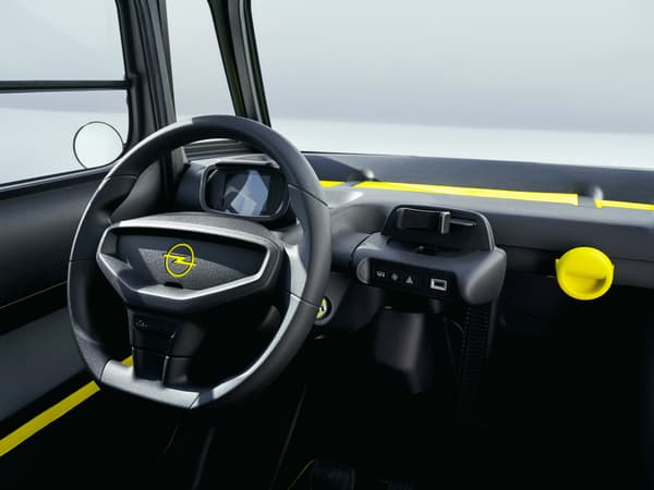 A l'intérieur, des petites touches de "jaune Opel" et le logo de la marque allemande sur le volant.