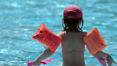 Un enfant au bord d'une piscine - Image d'illustration