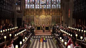 Le cercueil d'Elizabeth II descendu dans le caveau royal de Windsor, le 19 septembre 2022.