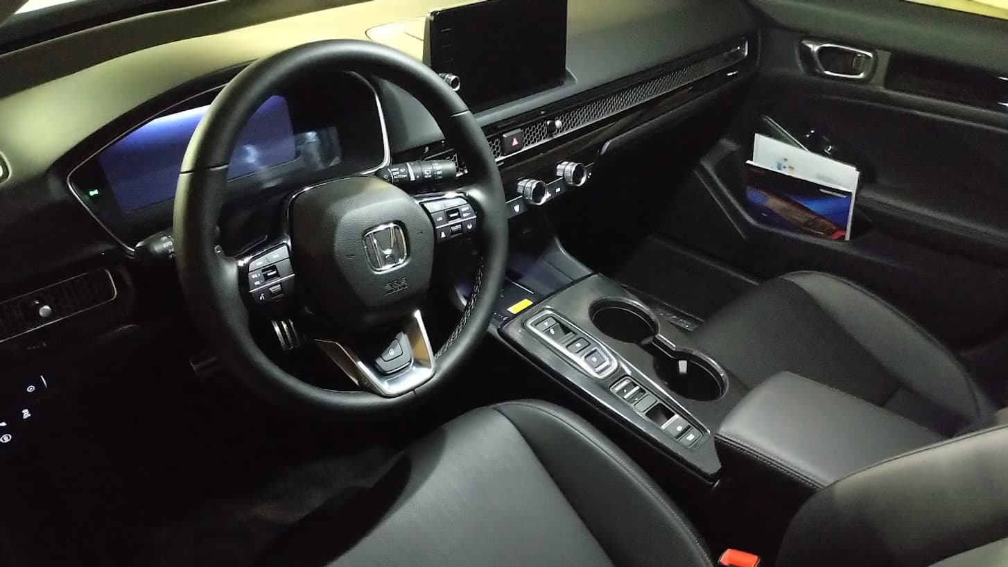 L'habitacle de cette Honda Civic e:HEV s'avère élégant. 