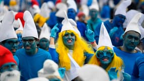 Des personnes déguisées en Schtroumpfs tentent de battre le record du plus grand  rassemblement record de Schtroumpfs, à Landerneau, en France, le 7 mars 2020.