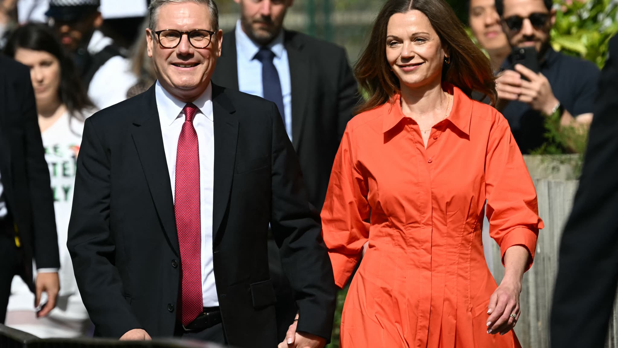 Keir Starmer, leader du parti travailliste britannique, et son épouse Victoria arrivent pour voter dans un bureau de vote à Londres, le 4 juillet 2024, à l'occasion des élections générales en Grande-Bretagne. Keir Starmer, leader du parti travailliste britannique, et son épouse Victoria arrivent pour voter dans un bureau de vote à Londres, le 4 juillet 2024, à l'occasion des élections générales en Grande-Bretagne.