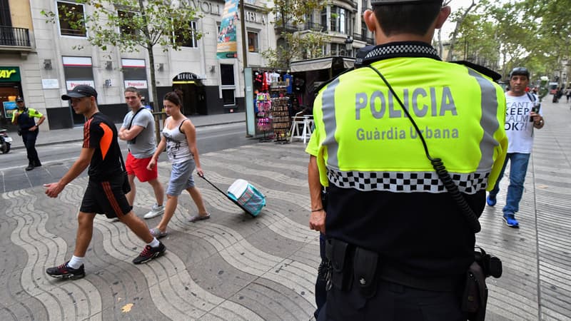 Policier surveillant las Ramblas, au lendemain de l'attentat.