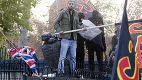 Manifestants devant l'ambassade britannique à Téhéran. La Grande-Bretagne a évacué tout son personnel diplomatique d'Iran, selon des sources diplomatiques occidentales au lendemain de la mise à sac par des manifestants de deux de ses bâtiments à Téhéran.