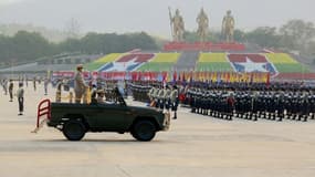 Le chef de la junte, Min Aung Hlaing, inspecte les troupes à l'occasion de la journée de l'armée, le 27 mars 2022 à Naypyidaw, en Birmanie