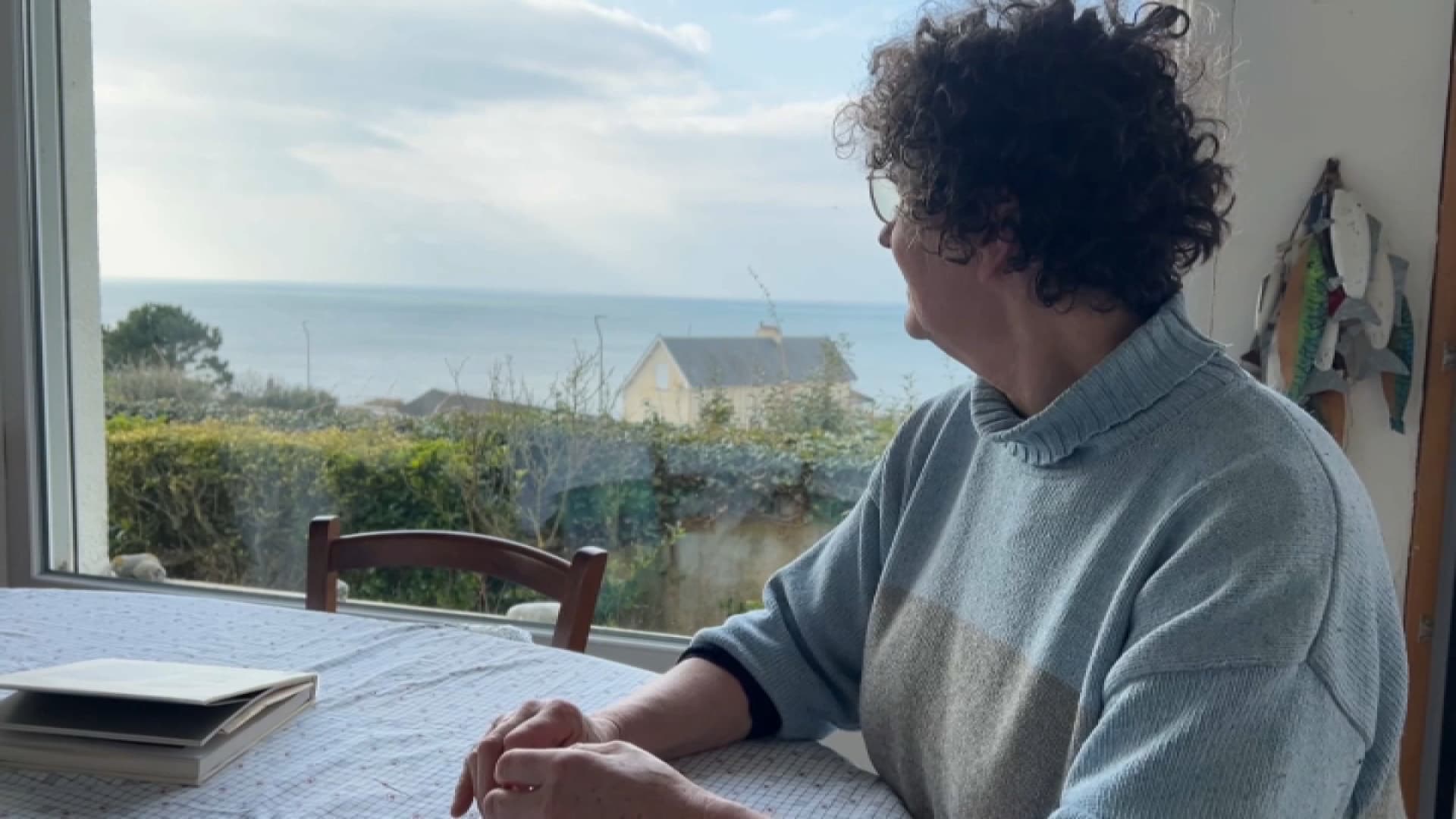 À 62 ans, Fanny a des souvenirs pleins la tête dans sa maison du Mesnil-au-Val, vue sur la Manche qui lui a été transmise par ses parents.