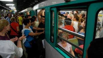 Une ligne de métro bondée de monde en période de forte chaleur (Photo d'illustration).
