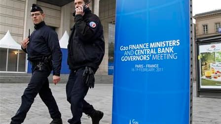 Patrouille de police devant le ministère des Finances, à Paris, où a lieu à partir de vendredi la réunion des ministres du G20. Les pays du G20 ont constaté jeudi leurs divergences sur la mesure des déséquilibres économiques mondiaux, ce qui oblige la Fra