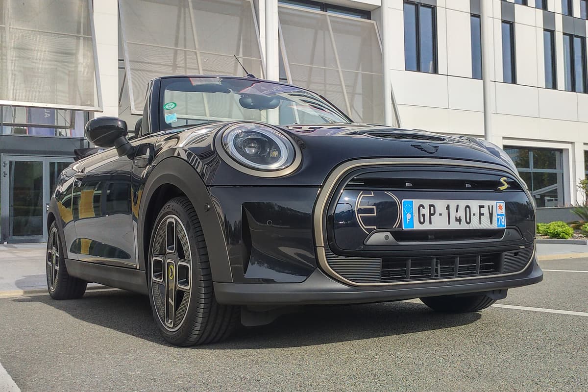 Mini Cooper Se Cabriolet Cheveux Au Vent Dans Le Silence Lectrique