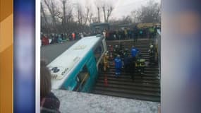 La course du bus s'est arrêtée dans l'entrée du passage souterrain.