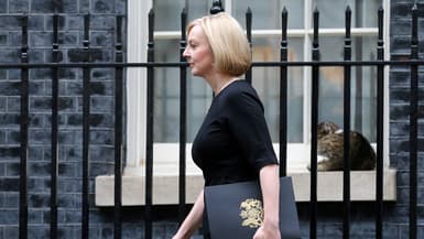 Le Premier ministre britannique, Liz Truss, quitte le 10 Downing Street, dans le centre de Londres, le 9 septembre 2022.