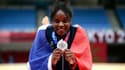 La judokate française Madeleine Malonga pose avec sa médaille d'argent (-78kg), le 29 juillet 2021 aux Jeux Olympiques de Tokyo