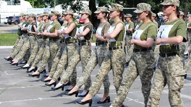 Défilé en escarpins pour femmes soldats: polémique en Ukraine

