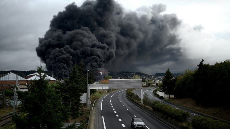 D'importantes quantités de fumée s'échappent de l'usine qui  a pris feu cette nuit.