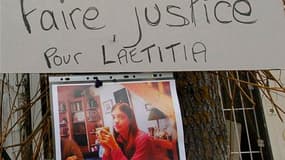 Devant la maison des parents de Laëtitia à La Bernerie-en-Retz, près de Pornic. Nicolas Sarkozy a renoncé à demander le vote d'une nouvelle loi sur la récidive à la suite de la disparition de la jeune fille, un crime imputé à un homme qui a déjà connu la