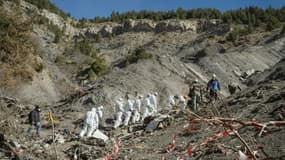 Photo fournie le 3 avril 2015 par le ministère de l'Intérieur montrant des gendarmes et enquêteurs sur les lieux du crash de l'Airbus A320 de la Germanwings dans les Alpes française, près de Seyne