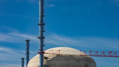 La cheminée d'un réacteur nucléaire de troisième génération EPR,le 14 juin 2022 à Flamanville, dans la Manche