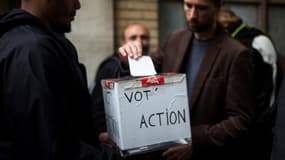 Des urnes ont été installées dans les assemblées générales de cheminots qui pourront aussi y glisser leur bulletin lors de tournées syndicales, dans les ateliers, les postes d'aiguillage et les bureaux.
