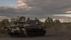 Un militaire ukrainien conduit un obusier automoteur 2S1 Gvozdika dans la région de Sumy, près de la frontière russe, le 13 août 2024, lors de l'invasion de l'Ukraine par la Russie.