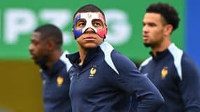 Kylian Mbappé pensif et protégé par un masque bleu-blanc-rouge à l'entraînement des Bleus durant l'Euro, le 20 juin 2024