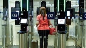 Une femme passe à travers un contrôle de sécurité déjà existant, basé sur la reconnaissance faciale, le 6 juillet 2018 à Orly. (Photo d'illustration)