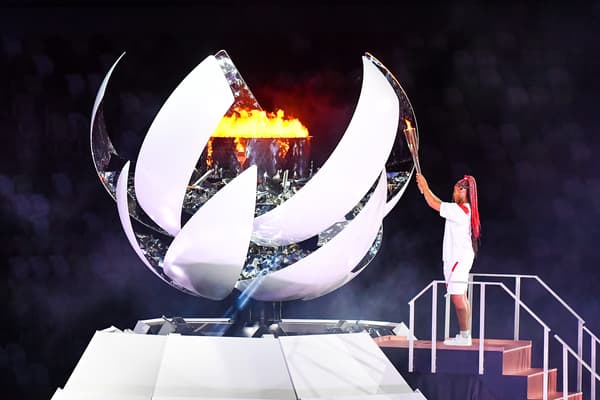 Naomi Osaka allumant la vasque olympique