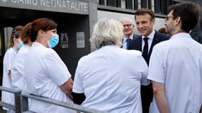 Emmanuel Macron à l'hôpital sud francilien de Corbeil-Essonnes le 6 janvier 2022