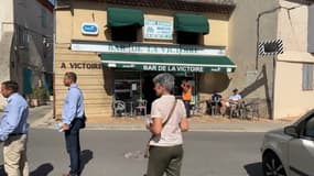 Des militants tractent pour Jordan Bardella à Aix-en-Provence dans les Bouches-du-Rhône