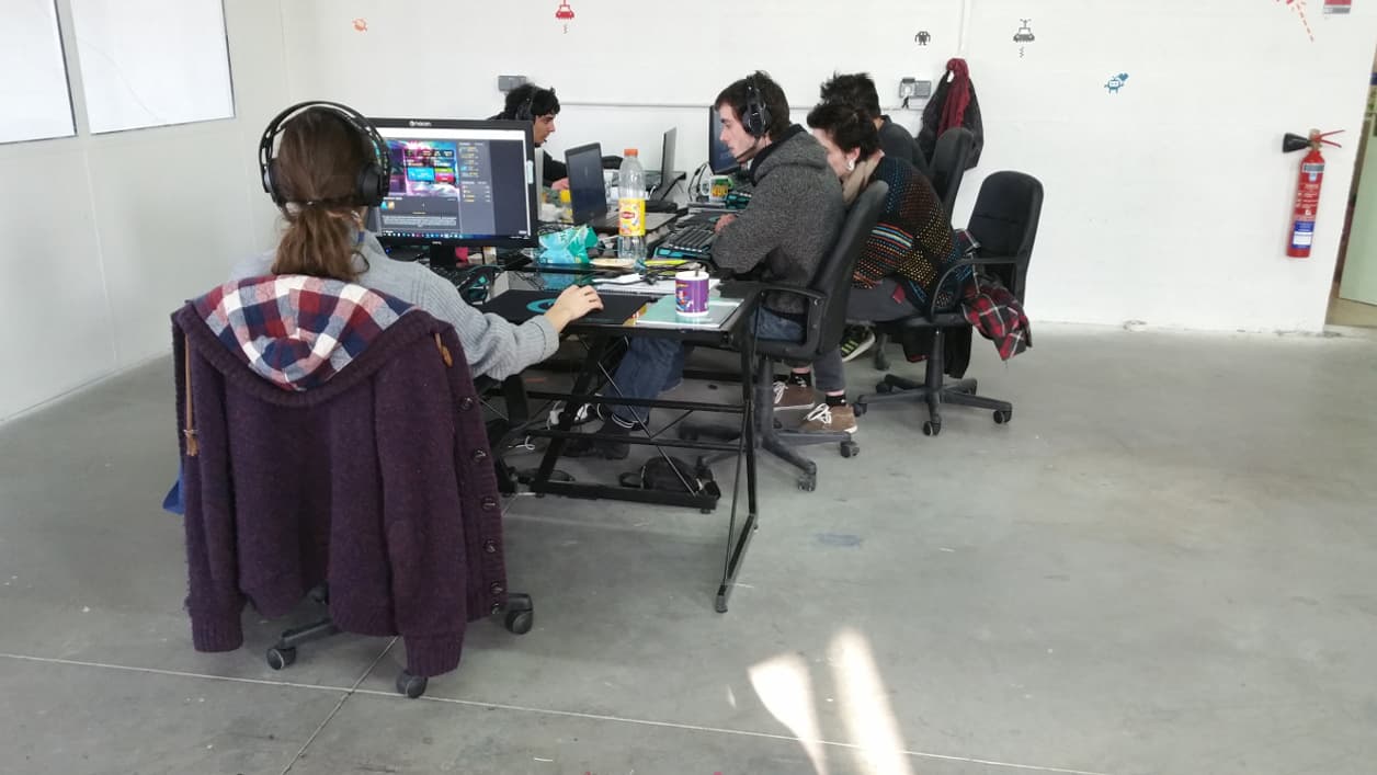 Les joueurs de LoL (League of Legends) en pleine partie. Chut...