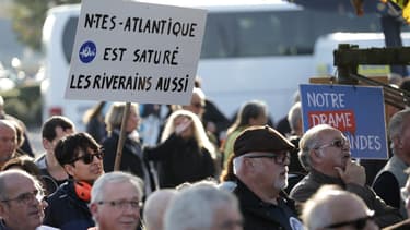 Des manifestants défilent en soutien au projet d'aéroport à Notre-Dame-des-Landes, à l'aéroport de Nantes-Atlantique le 14 octobre 2017.
