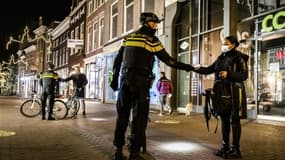 Des policiers contrôlent des passants lors du couvre-feu instauré pour lutter contre l'épidémie de coronavirus, le 23 janvier 2021 à Haarlem, aux Pays-Bas. (Photo d'illustration)