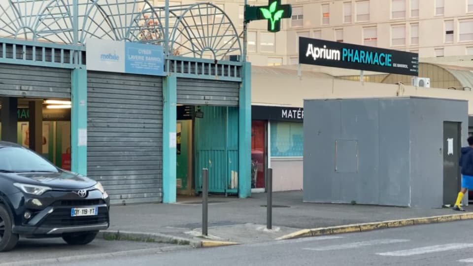 Un centre commercial de la cité Barriol, à Arles, le 24 janvier 2024 (illustration).